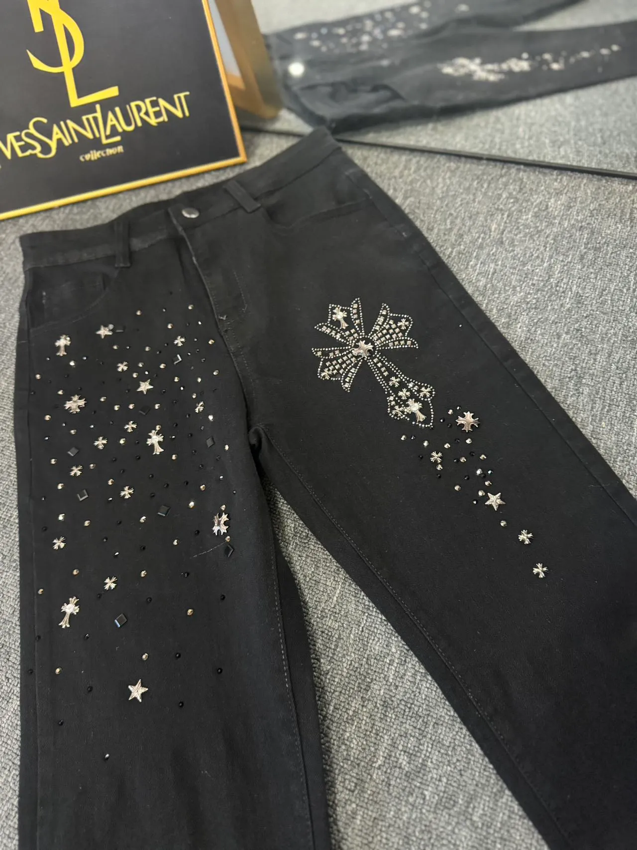 P180 ☞CHROME HEARTS✘Cro Heart Overseas Edition 24ss🔥New Heavy Industry Washed Embroidered American Retro Workwear Washed Jeans Loose Pants with Perfect Details Washed Denim Fabric is Wear-Resistant and Dirty Three-Dimensional Cutting Loose Fit Imported Machine Printing Will Not Crack and Fall Off After Repeated Washing Same Couple Style Color: Denim Blue Size: M-2XL Pants Length Waist Hips M 96 76 106 L 97 80 110 XL 98 84 114 2XL 100 88 118